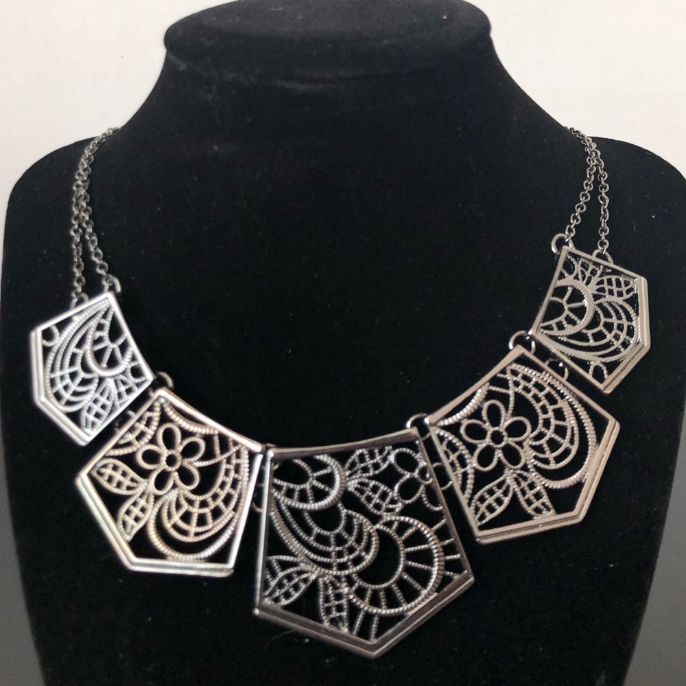 🎁 Floral Statement Necklace